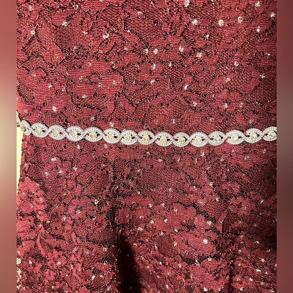 Diamond maroon lace dress - Picture 5 of 7